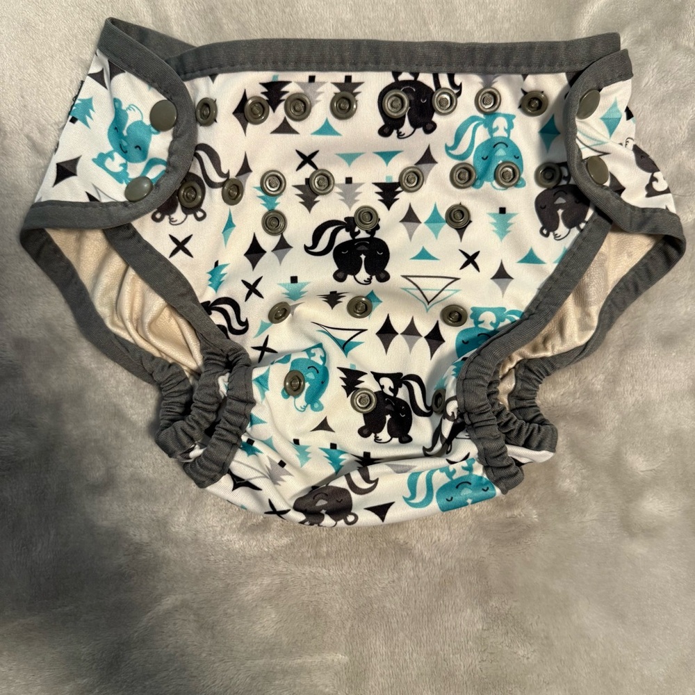 Imagine One-Size Diaper Cover‎ 8-35+ Lbs Lil Stinker Skunk Print